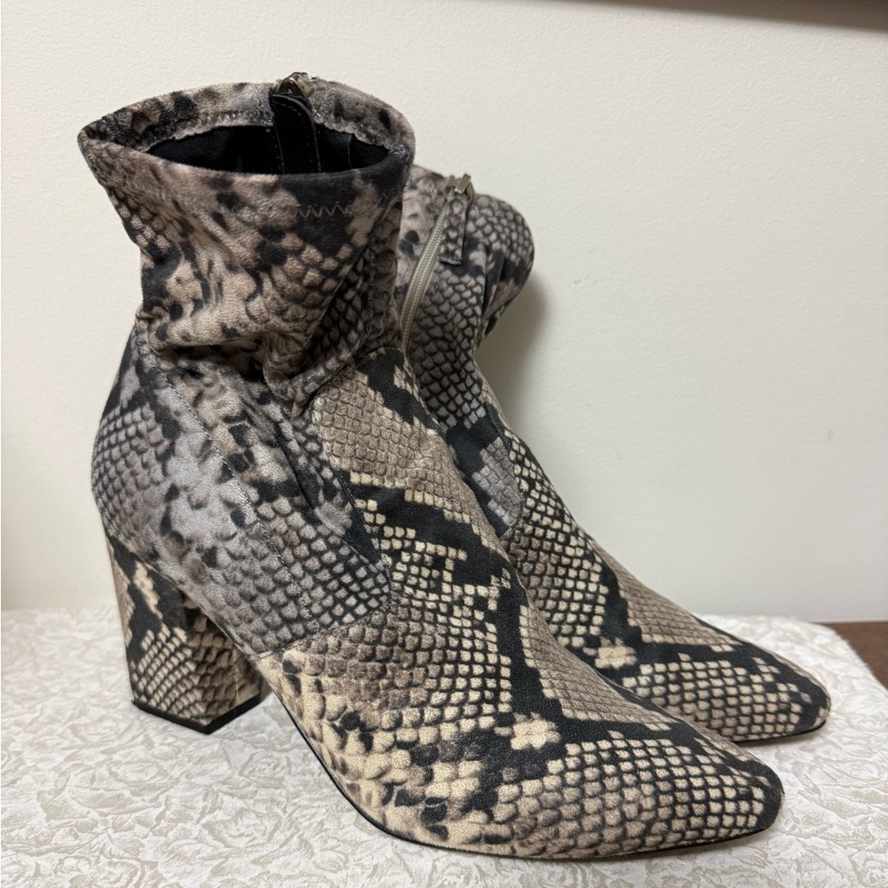 Steve Madden Elroy Women's Ankle Boots fabric Block Heel Snake Print size 9